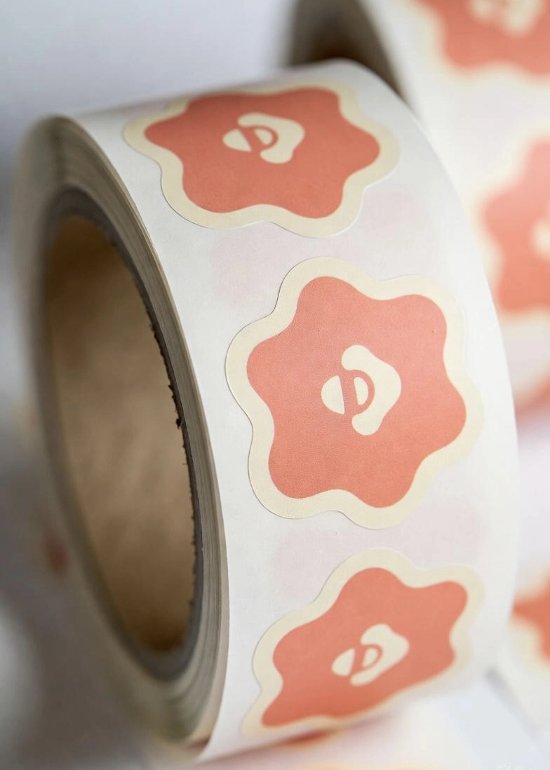 Custom die cut sticker roll